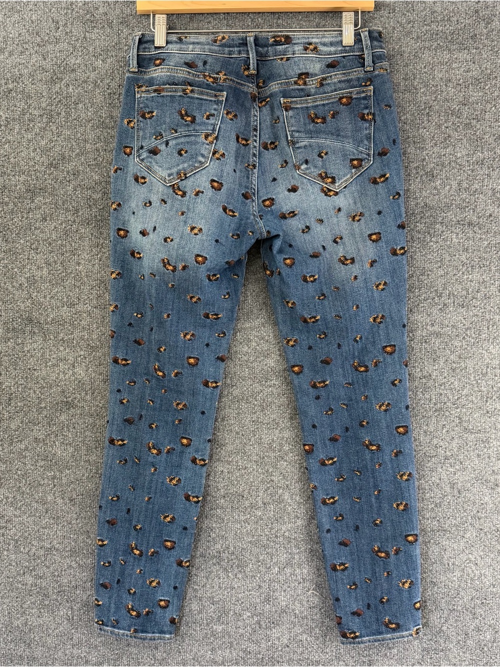 Driftwood Womenβs Jackie Embroidered Cheetah Skinny Jeans Size 29 Blue pockets - Picture 2 of 10